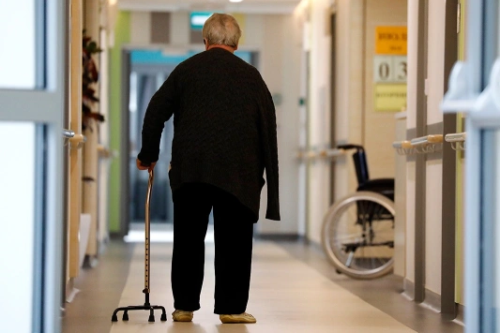 Эксперты Минэкономики предложили страховать уход за пожилыми