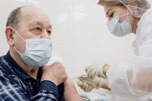 В Москве соцработники начали информировать жителей старше 60 лет о вакцинации от COVID-19
