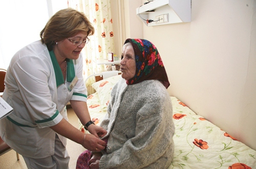 Частные медорганизации получат 577 млн рублей на помощь пожилым