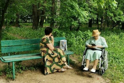 Ухаживающим за инвалидами и пожилыми россиянам предложили назначить пособие 15 тыс. рублей